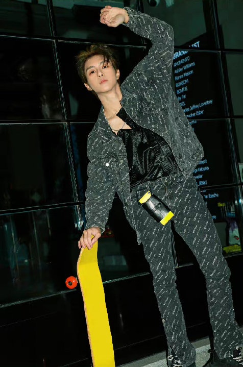 foryixuan's tweet photo. [221017]
Yixuan weibo update.

"Off-season outfits represent preparation for winter 🧽🛹
# under my lens"

Not at yixuan post a long pic with 11 photos on it instead of post 11 single photo 😭😭😭

(1/3)

#YIXUAN #KINGSTON #亿轩 https://t.co/dpmWOW6BNK