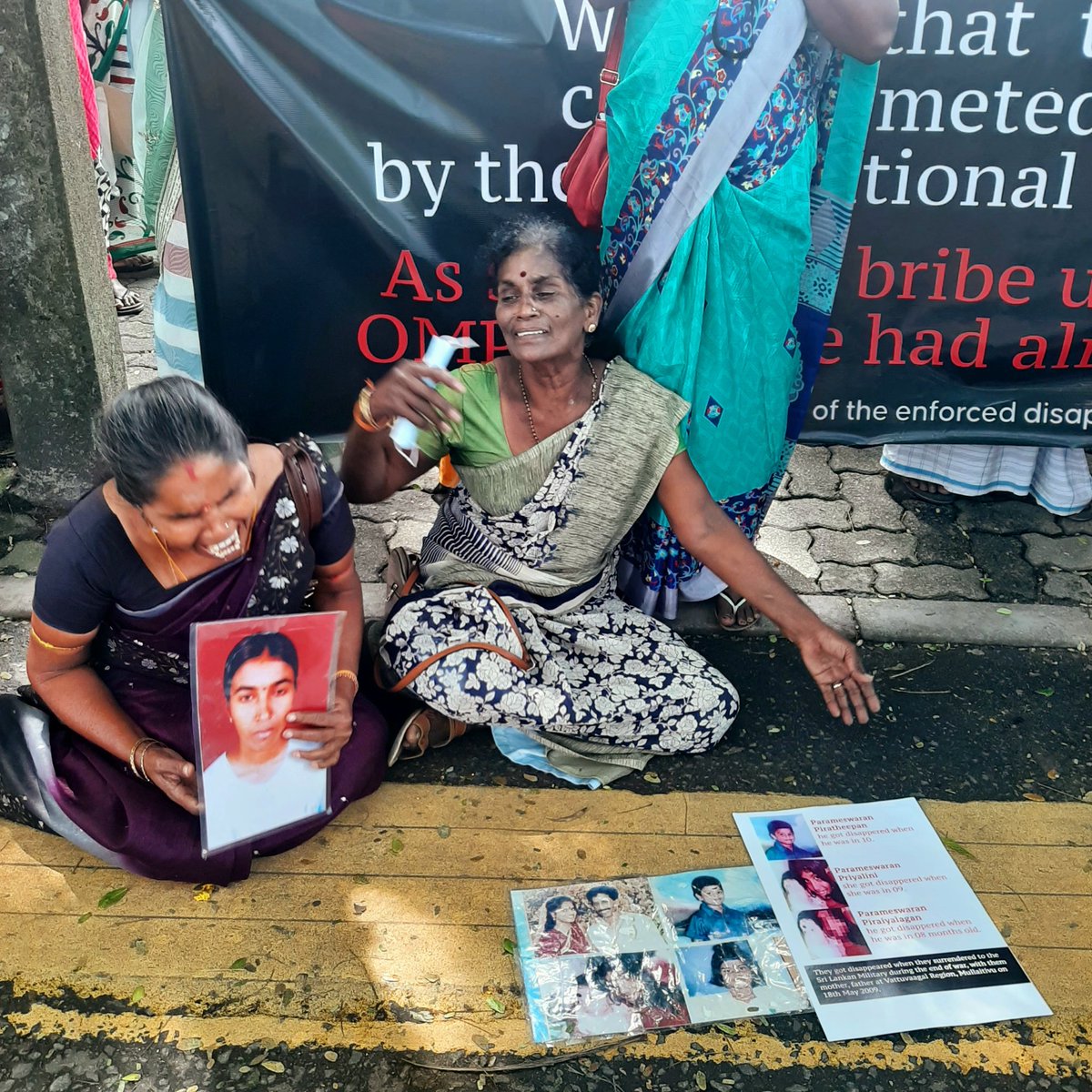 SanjulaPietersz's tweet photo. Police officers ridiculing lamenting mothers of #forcibly_disappeared at the proest held in front of @UNSriLanka yday

Today is the 2067th day (Oct 18, 2022) of the
#longest_struggle of #SriLanka; the struggle of the relatives of the #forcibly_disappeared in the North &amp; East https://t.co/x31KYWkUMi