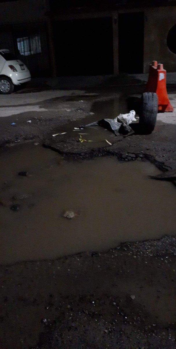 elmitoteromx's tweet photo. Otra víctima del socavon de las calles Francisco Pizarro casi esq. con Belice. @CIDUE_HMO 

Tomen precauciones al circular por el lugar.

#ElMitotero #Hermosillo https://t.co/cIfcQcUu0G