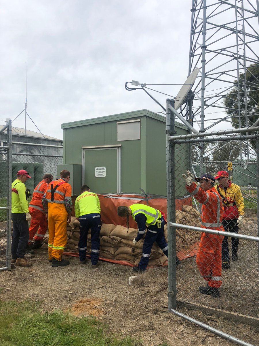 LifeSavingVic's tweet photo. In preparation for more rain forecasted across the state our volunteers are assisting #VICSES in sandbagging a critical communication station in #Gunbower.
The #CFA tower provides critical communications for local #emergencyservices, an incredibly vital resource at this time📲 https://t.co/TYIAZyZlcZ