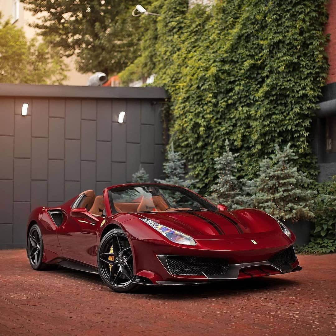 bos_depo's tweet photo. Rosso Mugello dış rengi, Nero Daytona şeritleri, Alacantara Iroko iç mekan tercihi ile Ferrari 488 Pista Spider… https://t.co/amXANOkybx