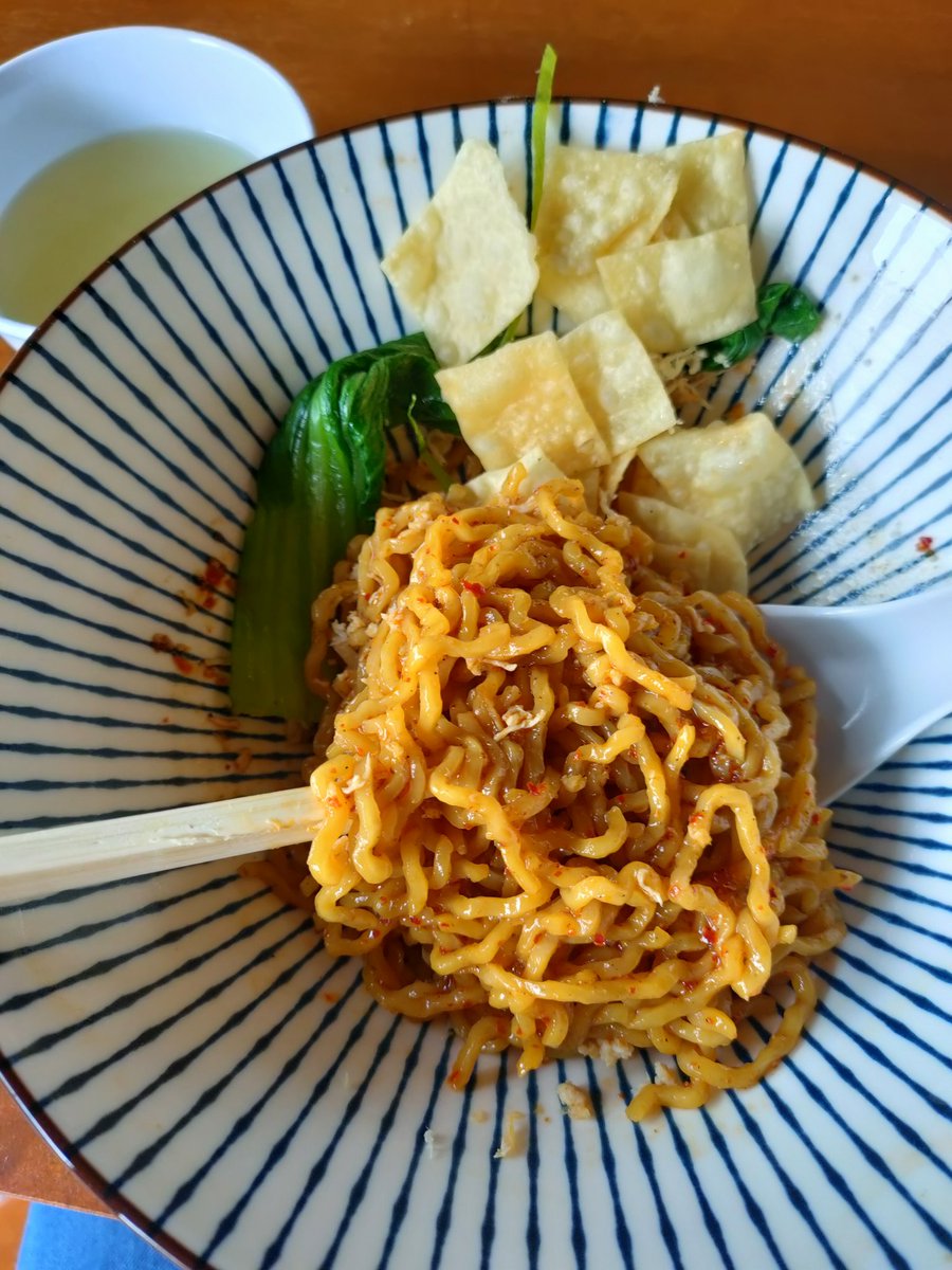 Lenny_diary's tweet photo. Rata2 apa yang di jogja juga kulinernya ada di solo termasuk yang lagi hits ni : Tjemara Noodle Bar deket Solo Balapan juga. Juara dah Mi shezuan manis pedasnya dikombo ma wonton! Segini cuma 40rb!

Halal ya. Resto outdoor tapi ga gerah. https://t.co/zxldVfHZX5