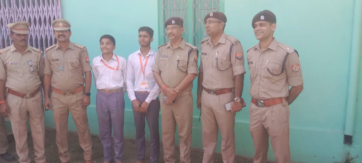 sarthak_pps's tweet photo. Reluctantly they desired for a photo, gladly, we responded. #bastipolice https://t.co/yby1NrrPi7