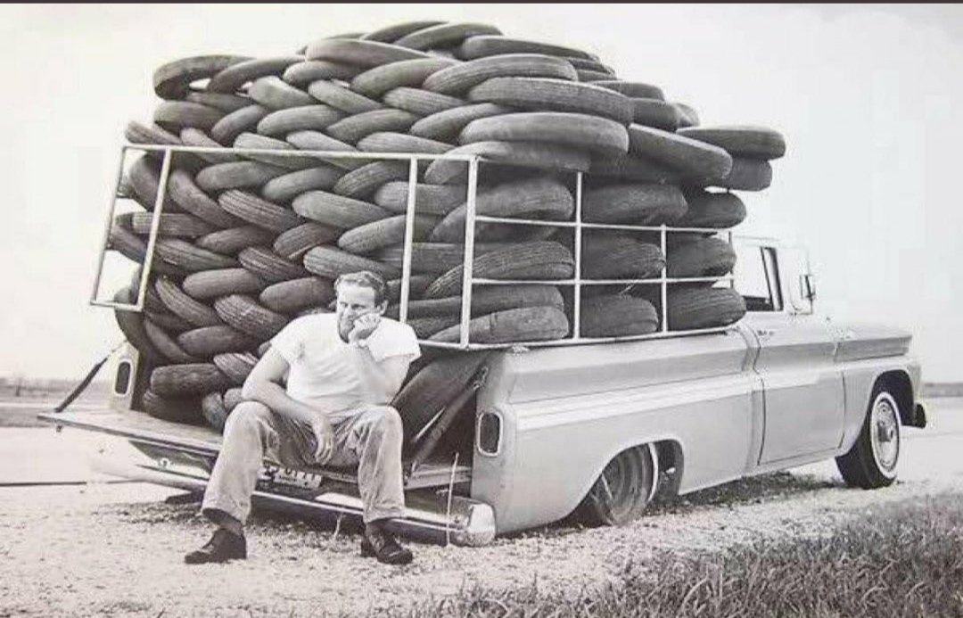 Kamyonun lastiği patlak ama kasasında arabaya uymayan bir sürü lastik var. 

Bu resim bana çok arkadaşı olanları ve birine ihtiyacın olduğunda, kimsenin yanında olmadığı insanları hatırlatıyor..

#deprem