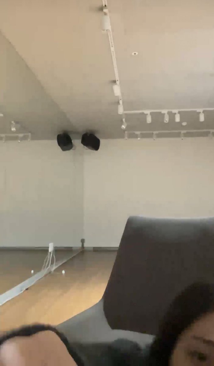 iconicstayc's tweet photo. sumin fell out of her chair 😭😭😭 https://t.co/QqwExLB4bK