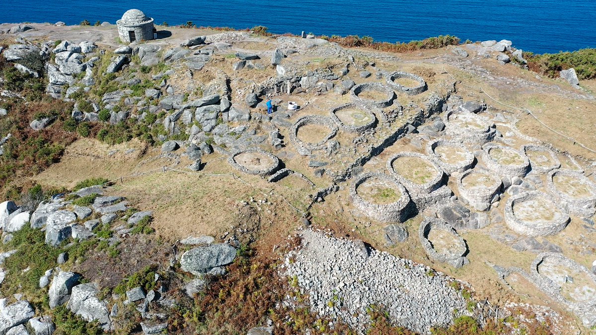 monte_do_facho's tweet photo. O Monte do Facho é un verdadeiro fito na paisaxe costeira. Sobre el destaca un pequeno facho ou faro do século XVII, que posiblemente funcionase como atalaia (torre de vixilancia).
@turisriasbaixas
@pat_inteligente
#montedofacho
#riasbaixas
#arqueologia
#PontevedraProvincia https://t.co/iCf3N8OOVl