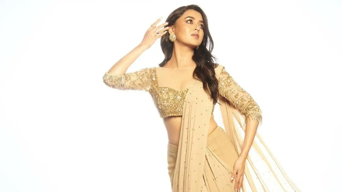 middaygujarati's tweet photo. Tejasswi Prakash: The ‘golden girl’ of Indian television
#Television #TelevisionNews #TelevisionUpdates #TelevisionActress #ActressUpdate #TejasswiPrakash #tejasswiprakashfans #golden
https://t.co/hPdNP0rBMK https://t.co/txzmTgWS7b