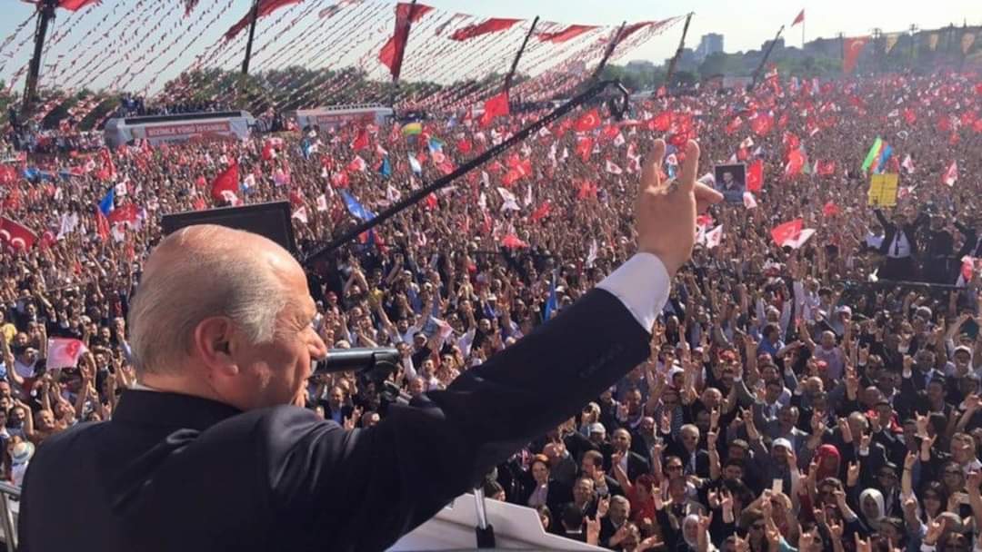 sabrikacman's tweet photo. CHP’li bir milletvekili,eline çekici alıp Genel Kurul kürsüsünde telefon kıracak kadar alçalabilmiştir.Sen o çekici telefona değil, kafana vurursan belki ayılabilir, kendine gelebilirsin.

Liderimiz Devlet BAHÇELİ https://t.co/2LoQLn6uek