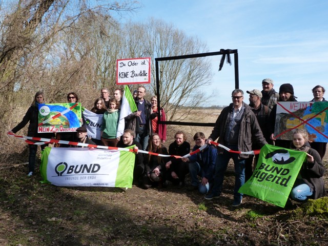 BUNDBrandenburg's tweet photo. Die #Oder ist bedrohter denn je. Ihr wollt euch für den Schutz der Oder engagieren und mit Gleichgesinnten schlagkräftige #Aktionen planen? Kommt Freitag 21.10.22  nach #Kienitz. Anmeldung:  Lena.Mutschler@bund.net https://t.co/JhWxFjhKEu