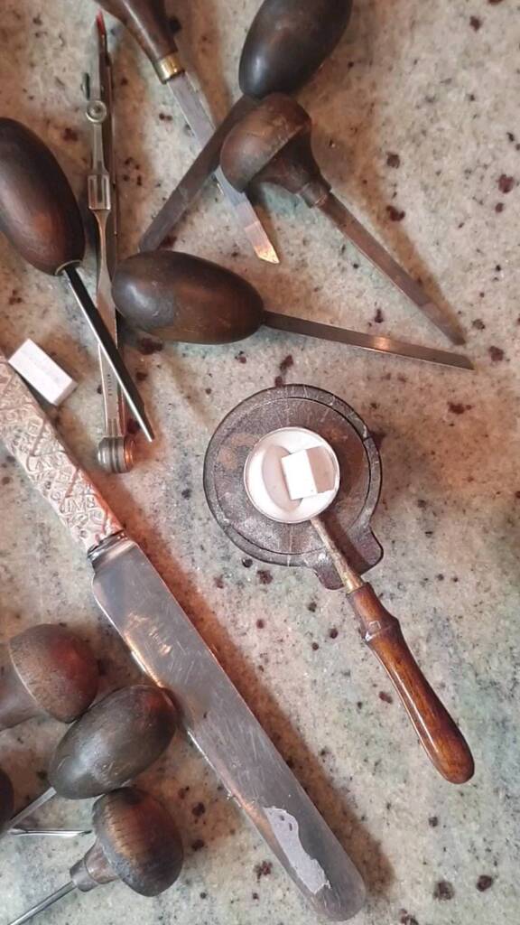 londonengraver's tweet photo. 💫🌟Wax Impression🌟💫
Time to take a wax impression of this seal engraved Crest 🐴👑
It's so satisfying creating a wax for the first time and seeing the final result 🙌🏼😁
#londonengraver #masterengraver #waximpression #waxstamp #signetring #signetstyle… https://t.co/3xiGr2kpFz https://t.co/JmYHTGjHf5