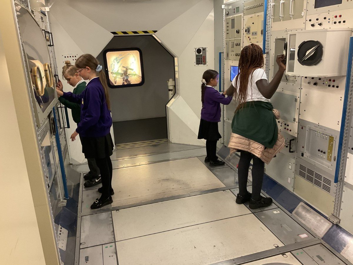 Lakeside_HT's tweet photo. Year 5 enjoyed their visit to the @spacecentre and have been applying their #space knowledge in class, using Oreos to show the Lunar Phases! https://t.co/hjrYYPjzoC