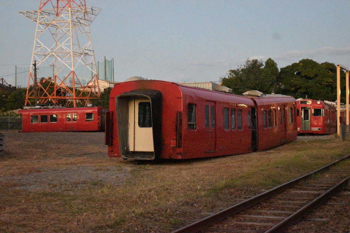 NNbH9VkRJxkmf0m's tweet photo. さようなら名鉄6028F
名電築港駅廃車解体現場車体は既に溶断され地面に直接置かれ搬出前最後の記録を撮影とお別れしてきた。
#ありがとう6028f
#6028F https://t.co/56HsjKAkBR