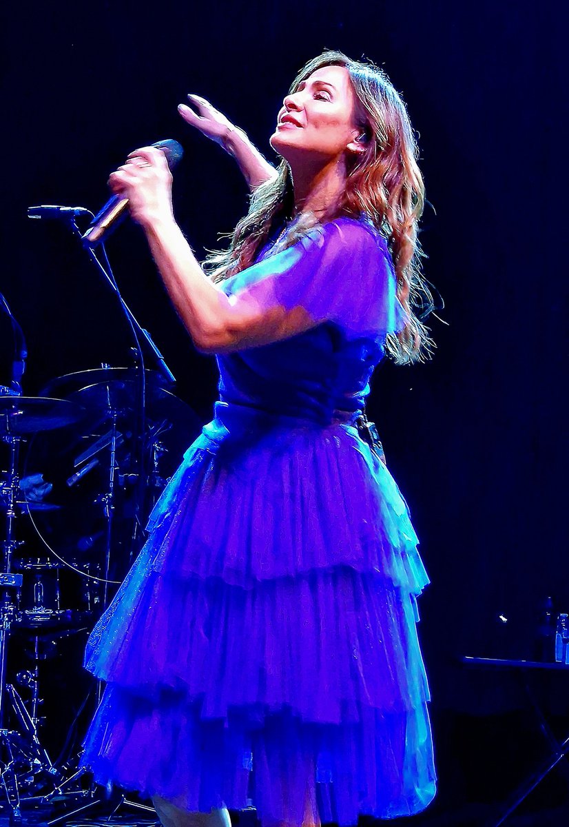 Craigfox2019's tweet photo. @natimbruglia Thank you for taking us back to being 18 and #leftofthemiddle being the soundtrack to most 18 year olds lifes at the time... Absolutely fantastic❤️ what a show ❤️❤️
#natalieimbeuglia #o2institutebirmingham #leftofthemiddle #25thanniversary #live #amazing https://t.co/GLEqoAzc8O