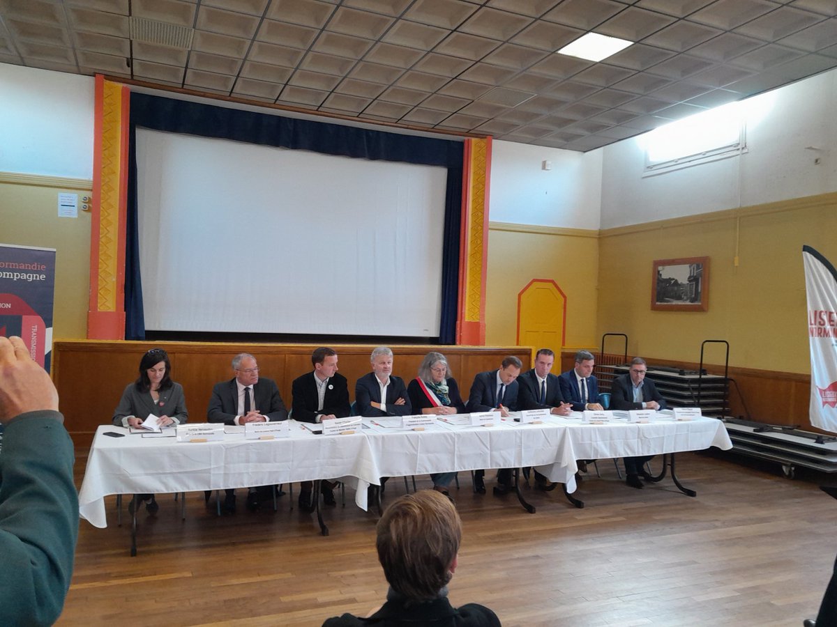 Prefet14's tweet photo. Aux côtés des élus du territoire, Guillaume LERICOLAIS, sous-préfet de #Lisieux, a signé le contrat d'intégration de Livarot et Cambremer dans l'opération de revitalisation du territoire multisites qui regroupe les communes de Lisieux, Orbec, @MezValleedAuge et @stpierreenauge. https://t.co/KPfdErpXN9