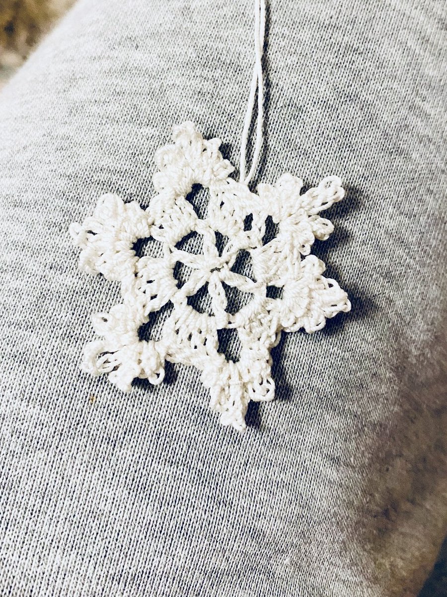 Kun virkamies sairastaa lomallaan, niin se voi opetella vaikka virkkaamaan 🤷‍♀️ Ja kun peruu lennot, niin ilmasto kiittää👌 #virkamies #virkkaamies #syysloma