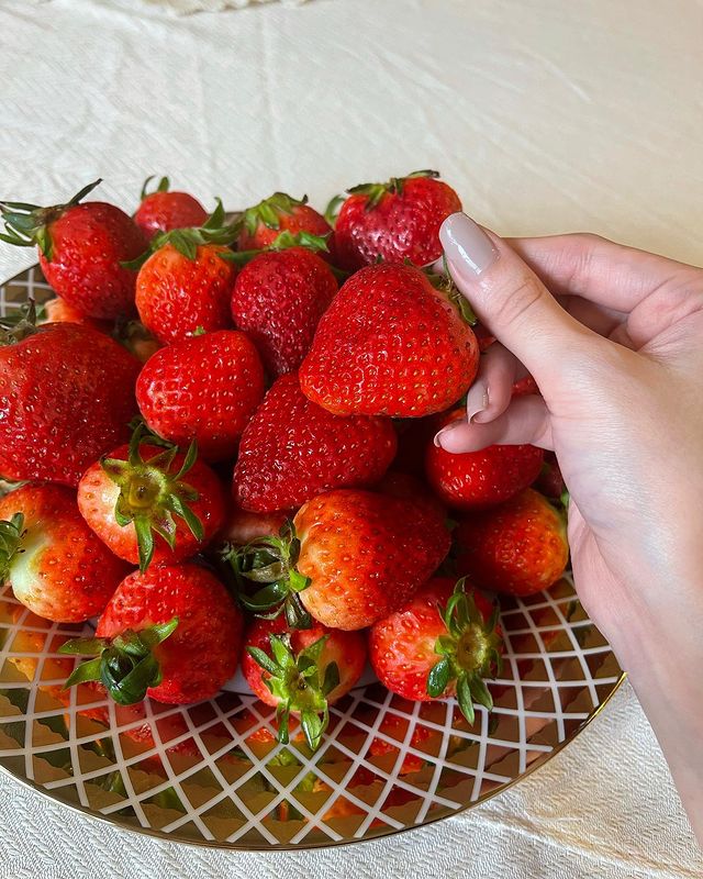 stacey_syan's tweet photo. Can we go to your place and enjoy strawberry and the great pleasures that come with it? 🍓🍓
#Favfruit
#berries https://t.co/ZvJ0bdogyF
