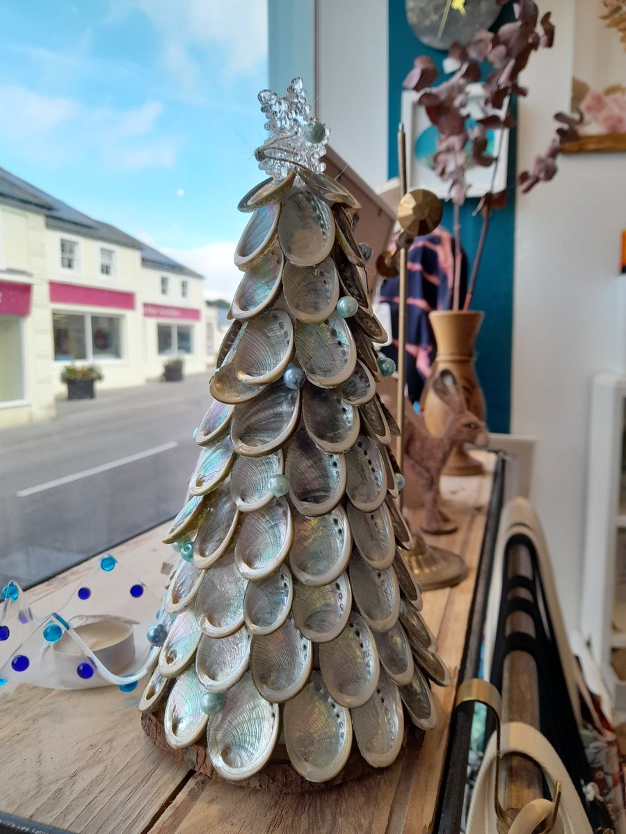 c_needling's tweet photo. This gorgeous Abolone shell Christmas tree is stunning. The light shimmers on the colours of the shell.
Made by a Cornish artist and for sale at The Makers Store in Hayle. 😍😍
#Christmas #Christmasgifts #aboloneshell #MHHSBD https://t.co/gke9UHfQmF