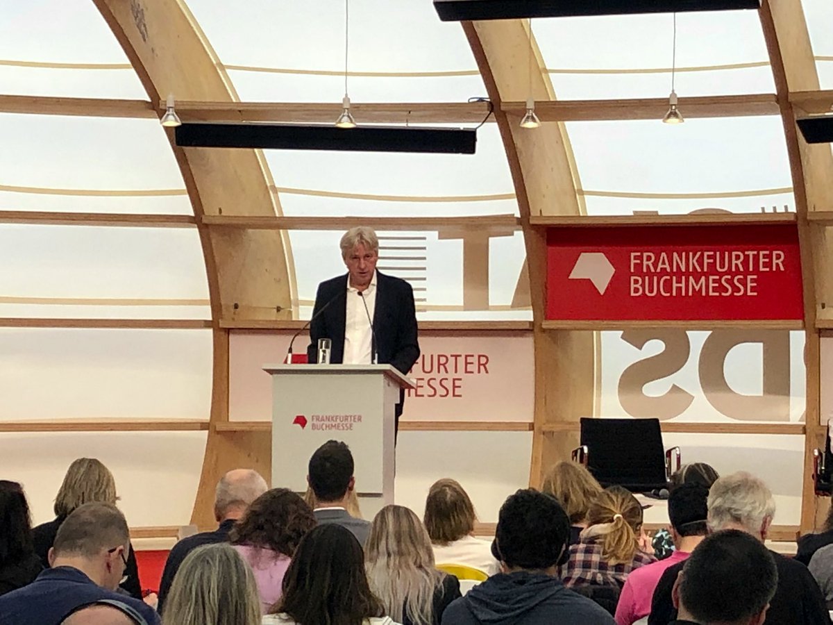Book_Fair's tweet photo. „Das Thema #Übersetzung steht im Fokus der 74. Frankfurter Buchmesse, es gibt eine eigene Bühne dazu im Internationalen Zentrum für Übersetzung in Halle 4.0“ - #fbm22-Direktor Juergen Boos https://t.co/6UHAVVCmu6