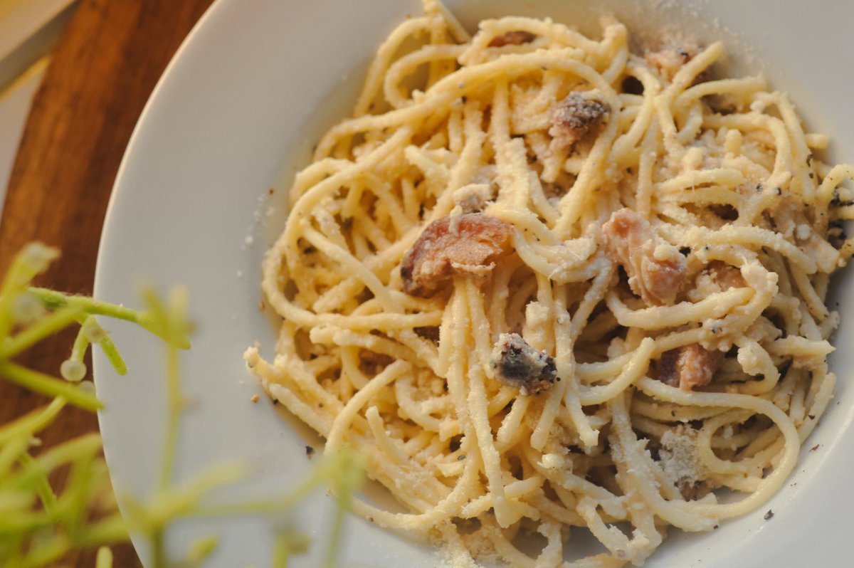 Vanaf donderdag op de kaart; pasta carbonara zoals het bedoeld is; met guanciale, pecorino, ei en zwarte peper. En wie denkt dat je met zo weinig ingrediënten nooit iets lekkers kan maken zou ik zeggen kom maar proeven. #twentschefoodhal #eventoperfettocucina #pastacarbonara