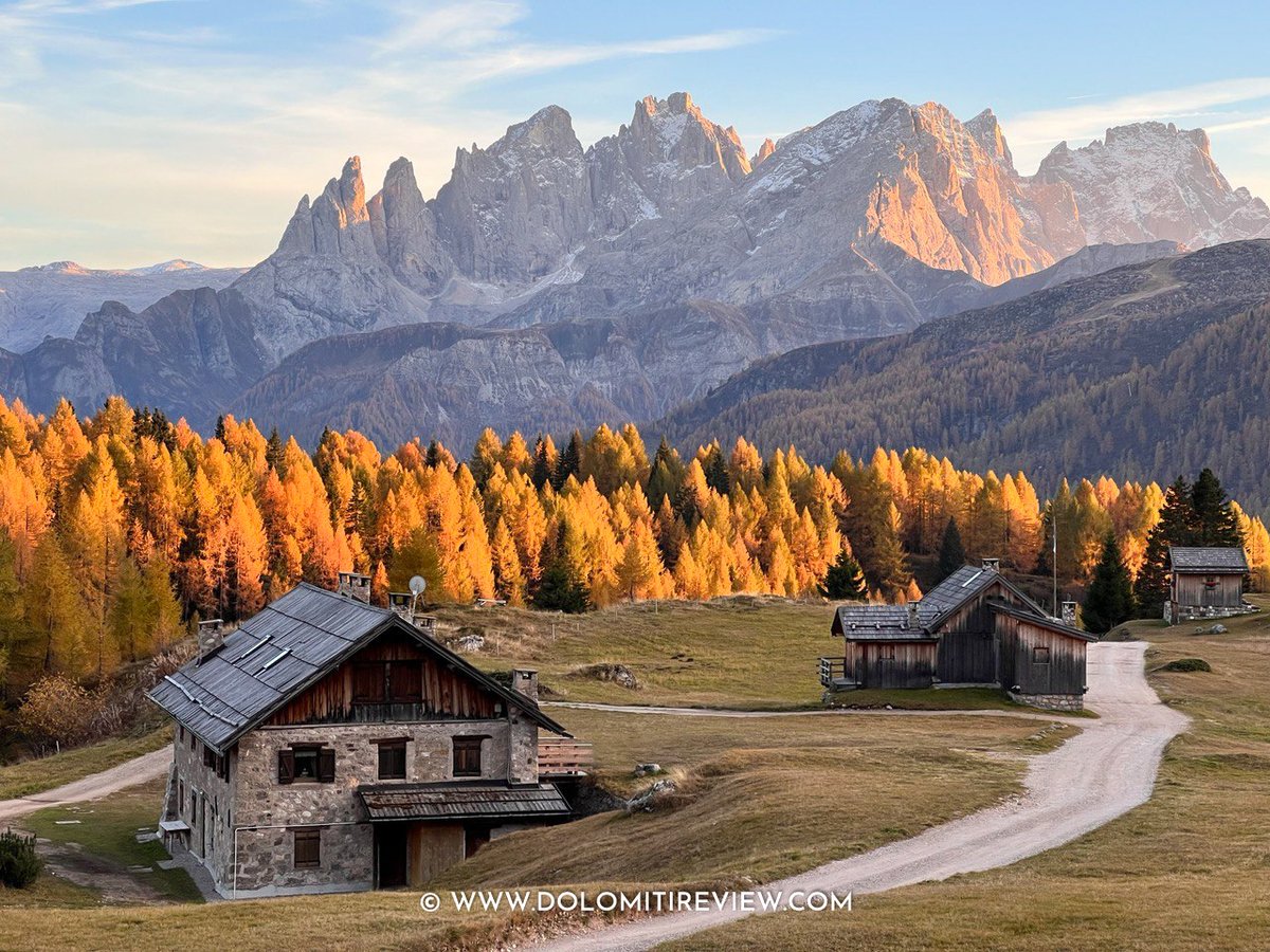 DolomitiReview's tweet photo. La grande bellezza delle #Dolomiti in autunno: dalla conca di #Fuciade lo sguardo abbraccia le Pale di San Martino, con le Cime del Focobon e del Mulaz che si illuminano al tramonto https://t.co/KqFf70VabC