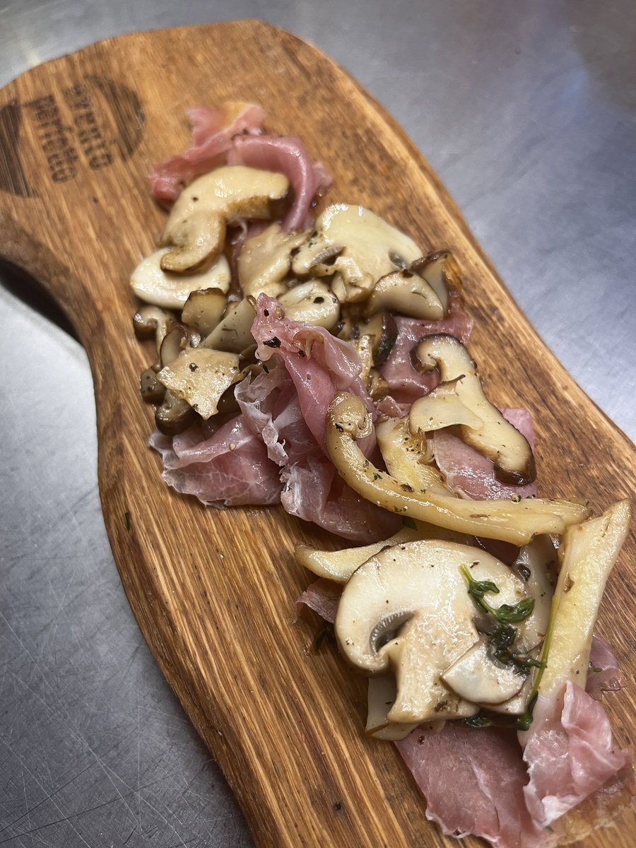 En tijdens het aankomende Bock &amp; Roll weekend een heerlijke ‘snack’ voor bij een bockbier; funghi miste con prosciutto. Heerlijk simpel en fantastisch lekker! #twentschefoodhal #eventoperfettocucina #funghi #prosciutto #cucinapovera #sardegna