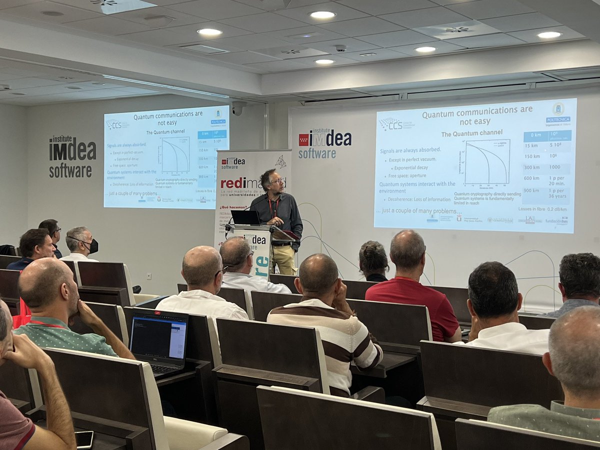 IMDEA_Software's tweet photo. 🔴 #JornadaREDIMadrid | La ponencia de Vicente Martín, catedrático de @informaticaupm @La_UPM, ha versado sobre las #ComunicacionesCuánticas y su aplicación en proyectos como #QuantumFlagship, #EuroQCI @openqkd y #MadQCI #QuantumCommunications https://t.co/g9PRRWgr52
