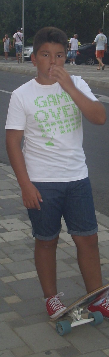 raresgaitan's tweet photo. 2) I used to be the fat kid of the group.

Playing CS:GO all day and eating shitty food.

But att 14, my life turned upside down.

I was diagnosed with anorexia.

In 10 months, I went from 75kg to 37kg.

My whole body was breaking apart and I was given a few more months to live. https://t.co/LSKHMANL2Y