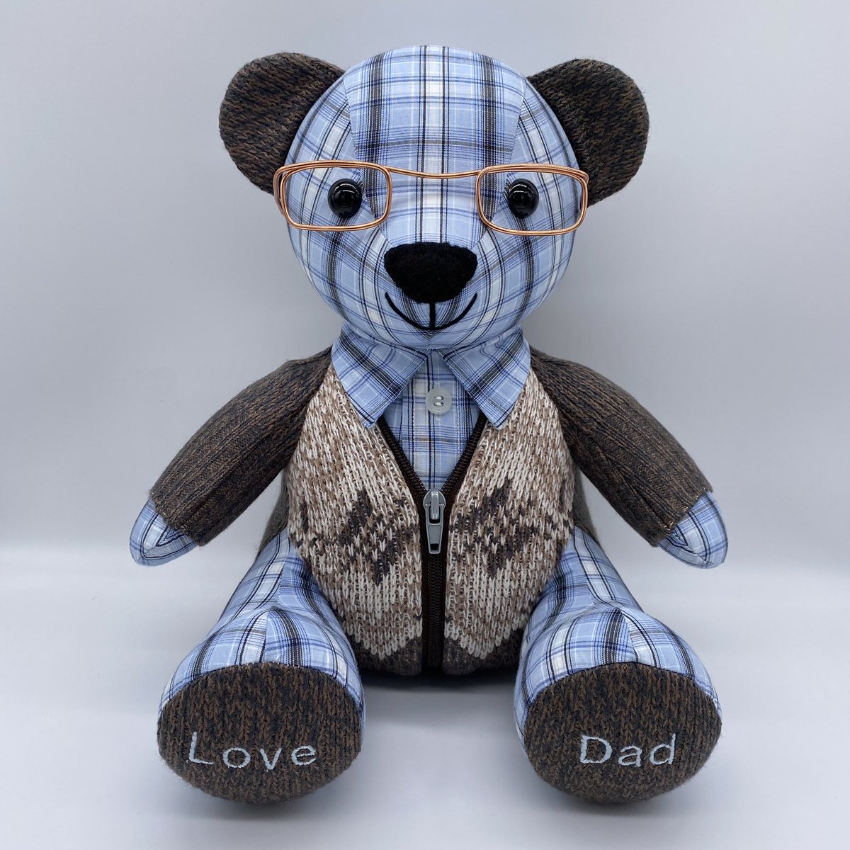 It’s so hard to loose our loved ones, it’s something we all go through and I know that nothing in the world can replace them 🥹 Having a Memory Bear made from their clothes which you can keep nearby can be very comforting and that’s why I make them 🧸 #HandmadeByHenri #Memories