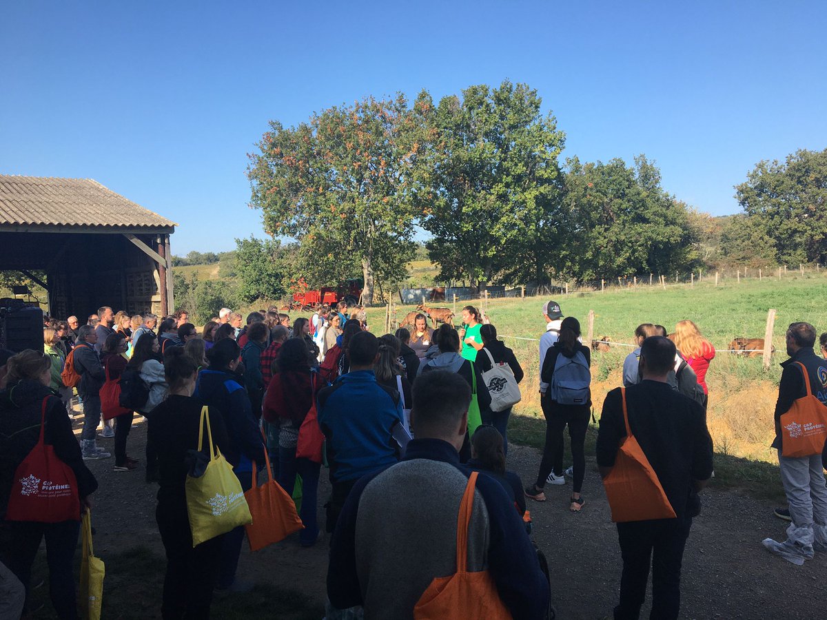 InstitutElevage's tweet photo. 🔴 En direct | JPO #CapPradel 🐐
🏁 C'est parti pour les visites 🥾
🤓 Zoom sur le circuit 3
✅ Démo des chèvres 🐐 au #pâturage sans clôtures physiques
👉 Présentation de colliers 📿 « #clôtures #virtuelles » -> pour se substituer à certaines barrières physiques
Avec @Idele_CEB https://t.co/GedKSuSGa6