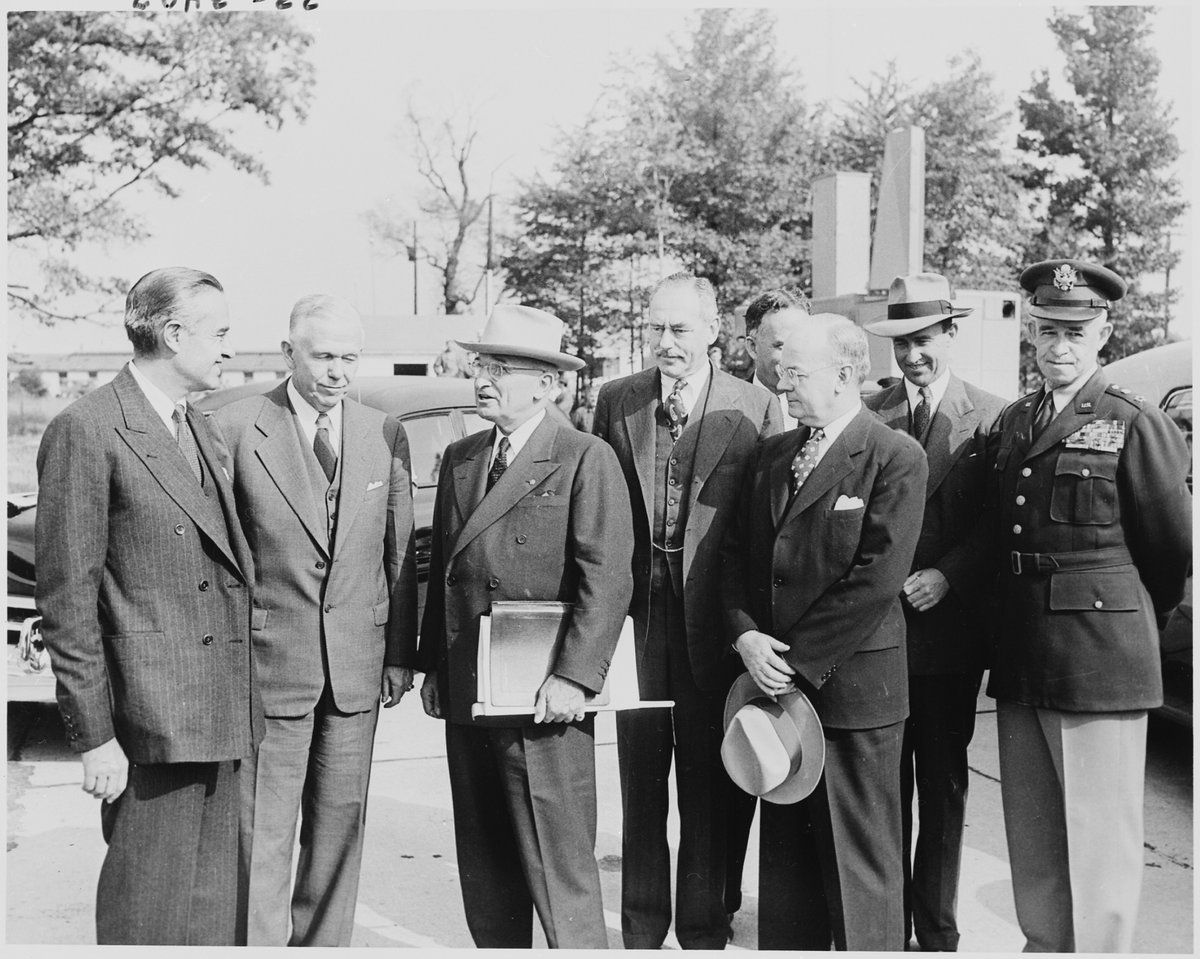 presidentmanny's tweet photo. 72 Years Ago Today on #ThisDayInHistory, this photo of #President #HarrySTruman with his some of his top advisers upon his return to #WashingtonDC was taken on October 18, 1950 🇺🇸 @TrumanLibrary @TrumanLibInst @HarrySTruman75 #Truman #TrumanLibrary #POTUS #POTUS33 #1950s #History https://t.co/FBRrQwkQvU