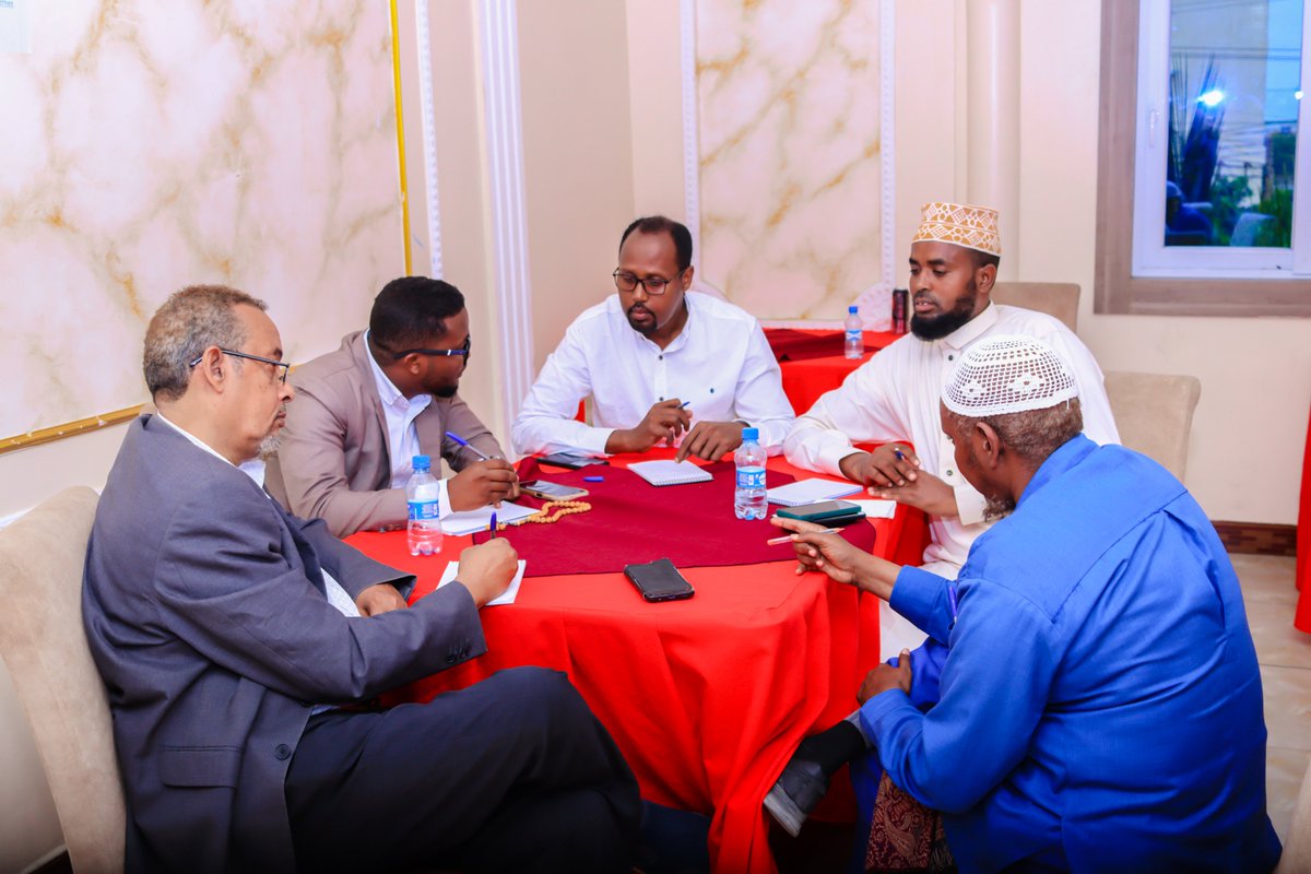 YYididiilo's tweet photo. A full day training for 40 Somali universities' Rectors, Deans, Heads of Departments etc was a life opportunity. Somalis are born eloquents. I enjoyed.

 It was a thought-provocative training. Many thanks for the organiser: Association of Somali Universities and all participants https://t.co/dT89KniNRc