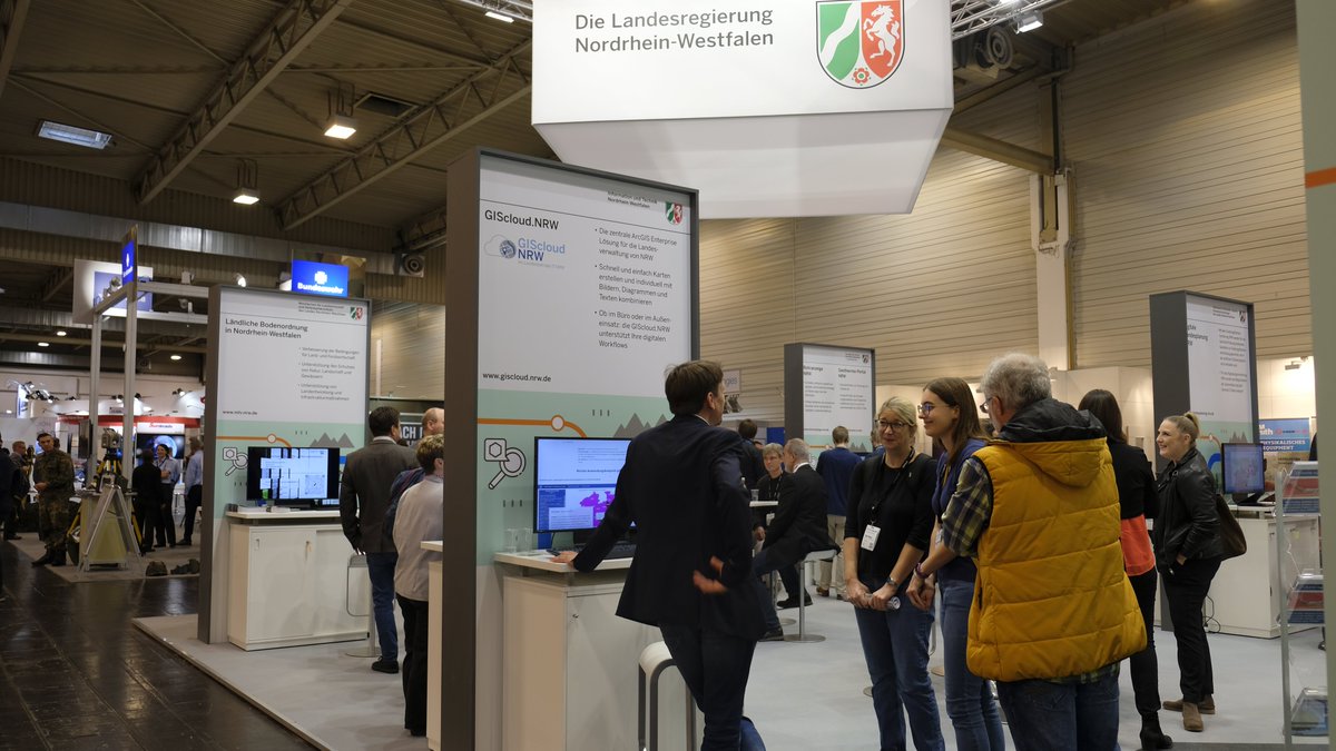 ITNRW's tweet photo. Wir bilden die #digitaleZukunft ab: https://t.co/yGprgCefjT stellt auf der #Intergeo2022 eine Vielzahl von #GIS-Projekten mit erheblichem Entwicklungspotential vor z.B. die #Giscloud #NRW und die @Copernicuseu Dateninfrastruktur. @InsideIntergeo  
https://t.co/vPq1SAqqBN https://t.co/r0S0SELcZ4