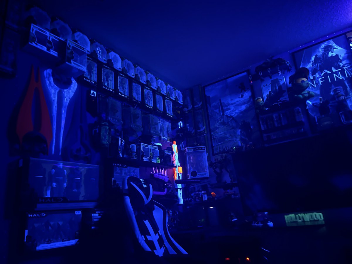 1989Rebel's tweet photo. Being drunk and tripping off this black light is crazy I love it😇😂😂 https://t.co/viBUaaiFQi