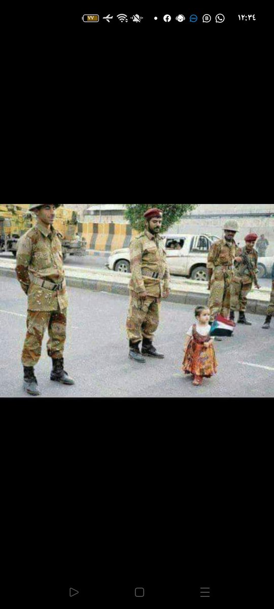 🔴 صورة من الارشيف التقطت عام 2007 لطفلة جنوبية تمشي بجانب جنود الاحتلال براية وطنها وترفع علم دولتها مرفرفاً امام اعينهم بذلك الوقت ابتسموا وقتها لأنهم ادركوا أنّ عهدهم أنتهى وهزيمتهم اقتربت وأن النصر قادم لا محال