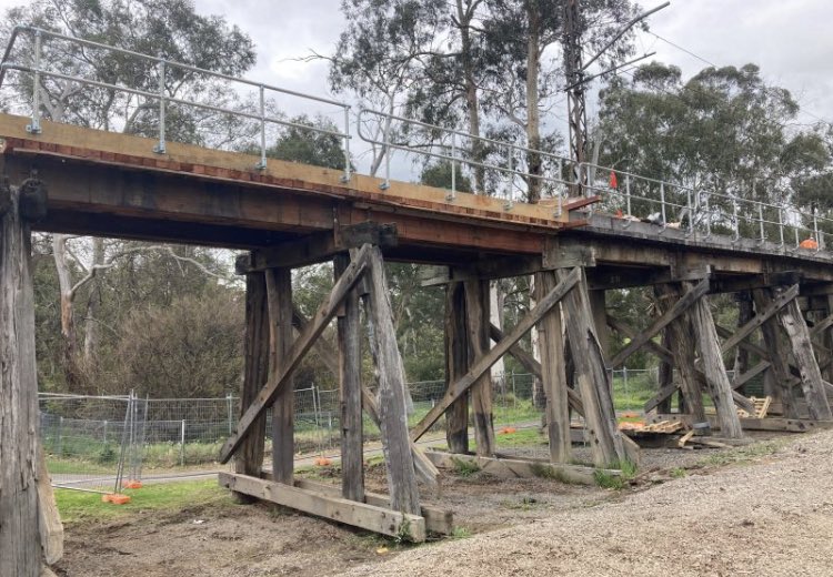 SpanningBridges's tweet photo. 🪵 The historic timber trestle rail bridge in Eltham, #Melbourne has had some major TLC, with @metrotrains renewing the track and deck for all 18 spans of the #bridge, dating back to 1941, concurrent with recent @levelcrossings Hurstbridge line duplication works. https://t.co/8Jyndo3Tam