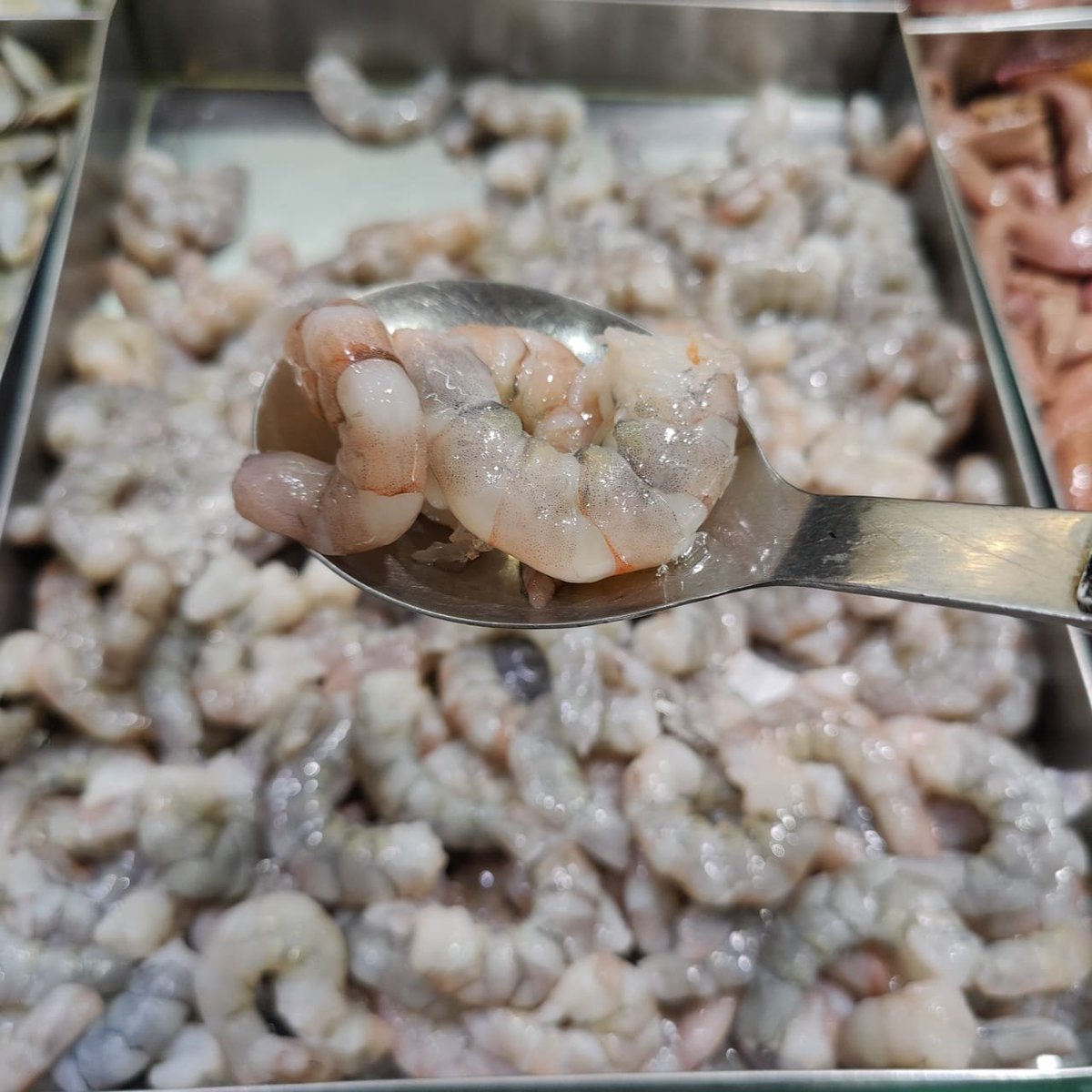 MydinMalaysia's tweet photo. Kalau malas sangat nak kopek udang, beli je lah yang dah siap kopek 🫠 https://t.co/fh7NrFOlEp