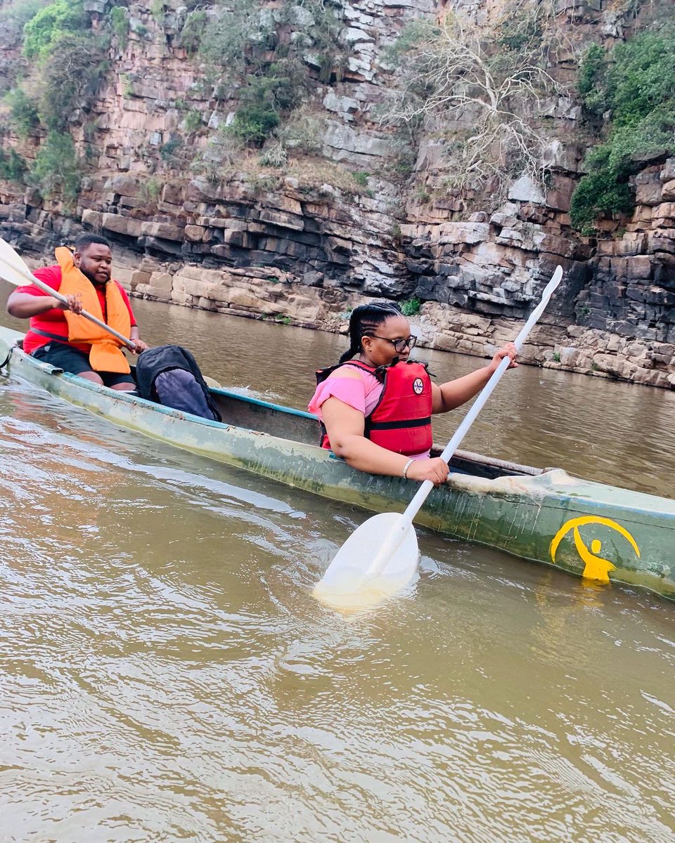 itsAphsie's tweet photo. The team I row with - see what I did there? ๐ฃ๐พโโ๏ธ ๐๐๐พ
#AphsieLovesAdventure โฅ๏ธ #Landscape #Canyon #Rowing #AdventureTime #Beautiful #Valley #InstaGoodย #Sportingย #WorkoutGirlย #ApheleleChonco #Aphsie #SAblogger #ProudlySouthAfrican ๐ฟ๐ฆ
Trevor Noah โฅ๏ธ Kandi โฅ๏ธ Girlfriend https://t.co/pzi0lljfg4