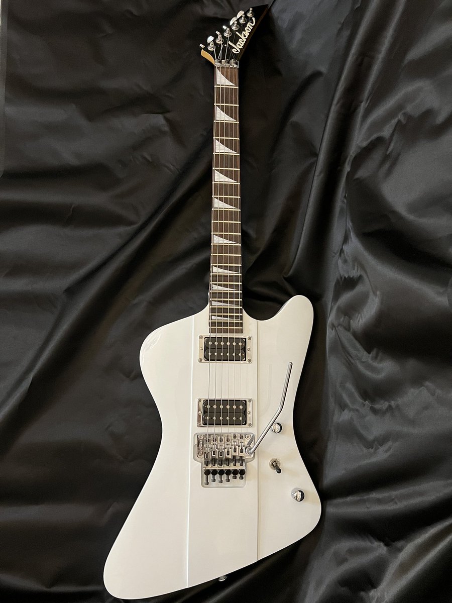 NixxGuitar's tweet photo. ちょっと風呂敷を広げるタイミングがあったのでついでに記念撮影。
原型止めていないけど、お気に入りの一振り🎸
#Jackson
#Firebird 
#魔改造までいかないけど結構改造してる https://t.co/F28y2tGw28