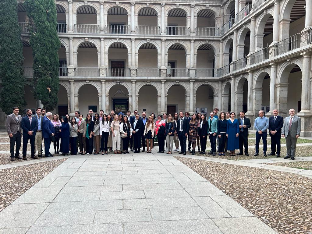 ColNotMad's tweet photo. Comienza la segunda jornada de #NuevosNotarios2022, tras una visita cultural a @UAHes. 

Arrancamos las sesiones jurídicas con @placido_barrios, notario de @AytoAlcalaH, y David Hurtado, notario de La Carlota (Córdoba). 

Nos hablarán de la función social del #Notariado. https://t.co/mAeoLPqQvU