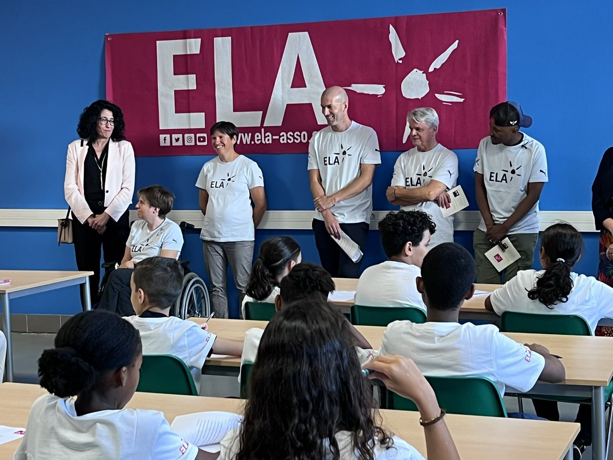 DSDEN13's tweet photo. Au collège Henri Barnier #Marseille lancement de la semaine nationale @ELAOfficielle avec la #DictéeEla aux côtés de Soprano et de Zinedine Zidane lecture de la dictée aux élèves de 6ème.
✅Tous engagés pour lutter contre les leucodystrophies #Metstesbaskets https://t.co/mZPMxzZyIh