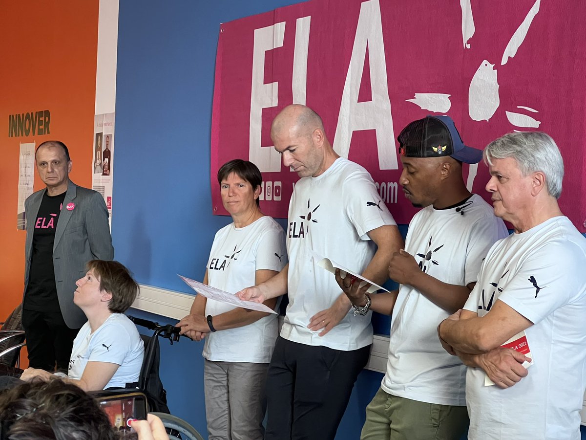 DSDEN13's tweet photo. Au collège Henri Barnier #Marseille lancement de la semaine nationale @ELAOfficielle avec la #DictéeEla aux côtés de Soprano et de Zinedine Zidane lecture de la dictée aux élèves de 6ème.
✅Tous engagés pour lutter contre les leucodystrophies #Metstesbaskets https://t.co/mZPMxzZyIh
