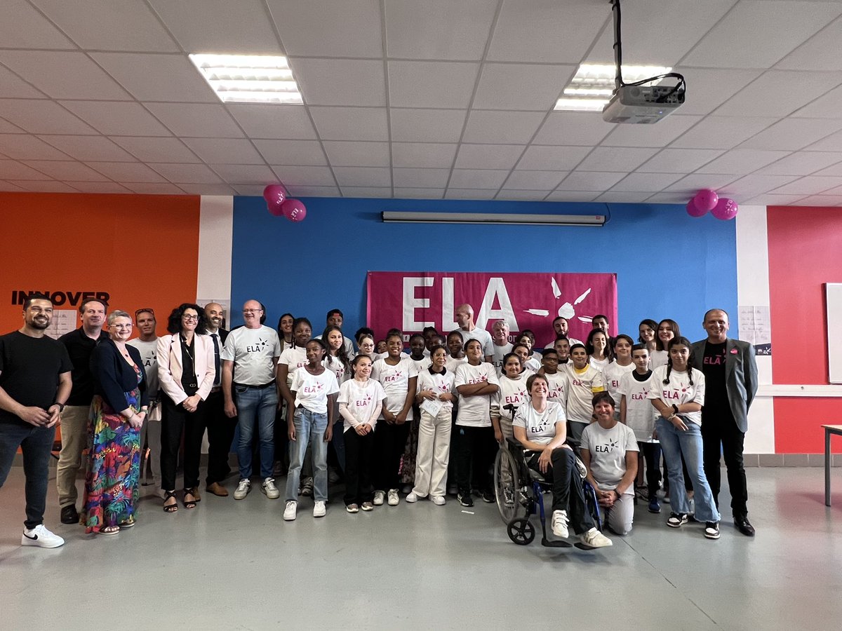 DSDEN13's tweet photo. Au collège Henri Barnier #Marseille lancement de la semaine nationale @ELAOfficielle avec la #DictéeEla aux côtés de Soprano et de Zinedine Zidane lecture de la dictée aux élèves de 6ème.
✅Tous engagés pour lutter contre les leucodystrophies #Metstesbaskets https://t.co/mZPMxzZyIh