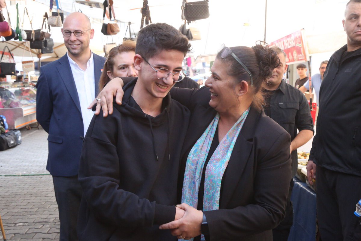 OZLEM_CERCIOGLU's tweet photo. Salı pazarımızda vatandaşlarımız ile bir araya geldik. 

Halkımızdan aldığımız güçle çalışmaya devam edeceğiz. https://t.co/72aiGfWyw3