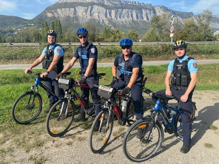 Gendarmerie_038's tweet photo. #Allezvers
Être présent sur les lieux inaccessibles aux véhicules, venir à votre contact, prévenir les actes de délinquance, voici la mission de cette patrouille à vélo réalisée en partenariat entre les 👮 et les policiers municipaux de Meylan.
#RepondrePresent https://t.co/bcNNNFgMY1