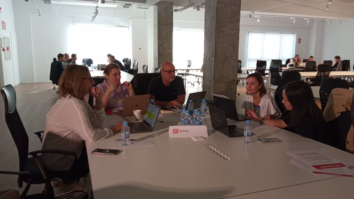 MktComCat's tweet photo. 🏆 #PremisImpacte2022
Reunió Jurats
#JoséMariaBatalla #Roman @LaCasadeCarlota; #MireiaSeone @GodoStrategies; #MontseBlanco @FundlaCaixa; @social_maggie; @mbalana #ulled són els qui han de determinar el palmarès de la categoria #Social! https://t.co/oOdS5vnGaz