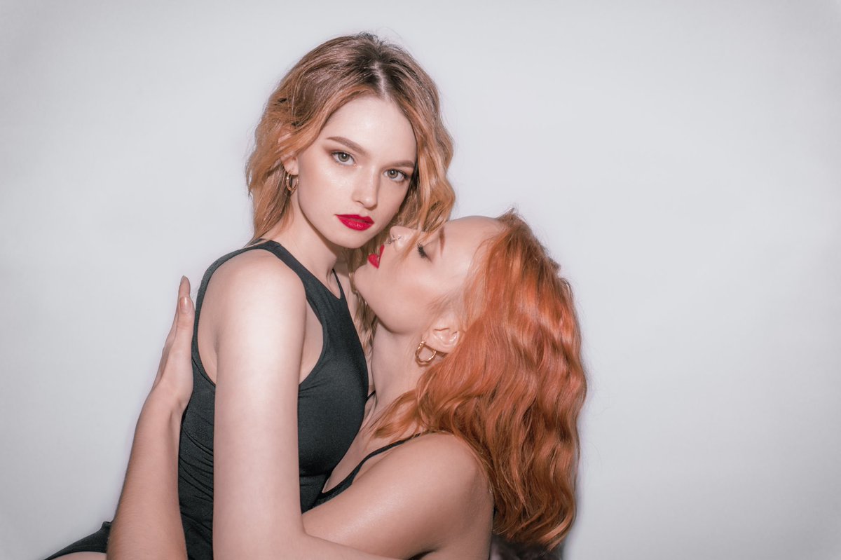 bat9r_ico's tweet photo. You don't need a lot for good shots: a good mood, two beautiful models, a white wall, a chair and the inspiration I took from the works of Teri Richardson.

#Ukrainian #girls #art https://t.co/jc55GAAJ1H