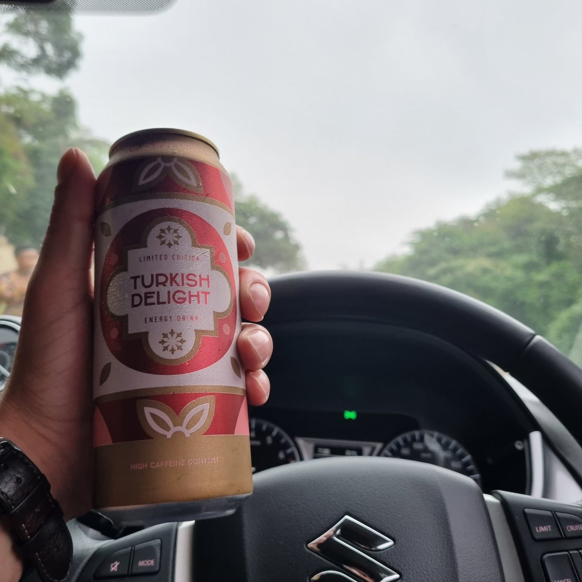 imJeevestv's tweet photo. Thanks for always making sure I've got the energy I need to adult ❤️
@SwitchEnergySA @omnius_gaming 
Catch us in the Mythic Royale finals this Friday @FortuneFPS_
@tr0ywastaken Streams every night til then.. https://t.co/lYctGpdRy1