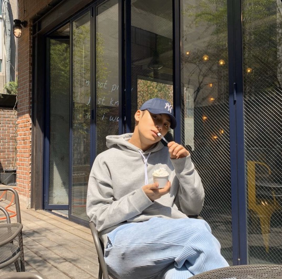 satuduakta's tweet photo. ㅤ

𝗺𝗮𝗿𝗶𝗼𝗮𝗹𝗮𝗿𝗶𝗰 uploaded a photo.

Panas-panas gini enaknya makan yang dingin, contohnya es krim ya kan? Nah, pas banget ga sih karena ada warung es krim yang rasanya enak dan premium. Tempatnya di Peachy Ice Cream. 

Eskrim rasa vanilla mereka sih paling—

More ...
ㅤ https://t.co/Q1Rw5noW91