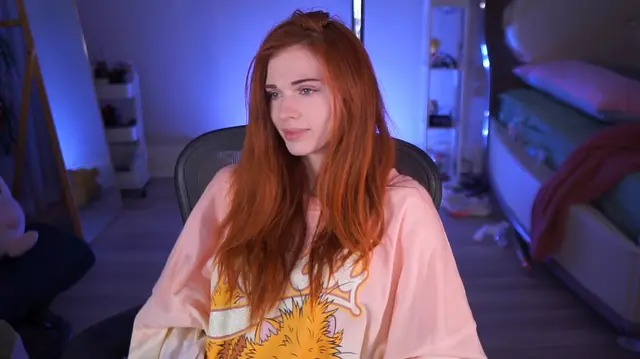 thaniia92's tweet image. Amo dice que ya tiene todas sus cuentas y redes. Que su marido está en tratamiento, que ahora puede hacer stream cuando quiera, vestir como quiera, comer lo que quiera. Que desaparecerá un tiempo, al menos unos días y que después de 1h de aclaraciones va a descansar todo el día.