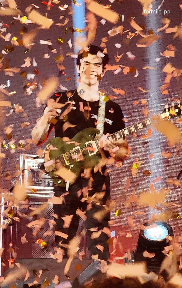 barbie0725's tweet photo. @milephakphum @milephak_family Our king! Our guitar prince! Our smiles:) :) :)! I love you na.🎸🎸🎸🎸
@milephakphum
#GuitarLover
#EnjoyTheMoment
#Cumulas
#MilePhakphum 
@milephak_family @MilephakTrend https://t.co/915ZeYzLN1